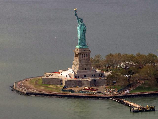 Самая главная достопримечательность США статуя Свободы, которая расположена на острове Свободы в бухте Нью-Йорка, продолжает оставаться закрытой для посещений