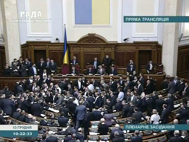 Депутаты украинского парламента в четверг поддержали давнюю традицию Верховной Рады решать спорные вопросы мордобоем и устроили очередную потасовку на пленарном заседании