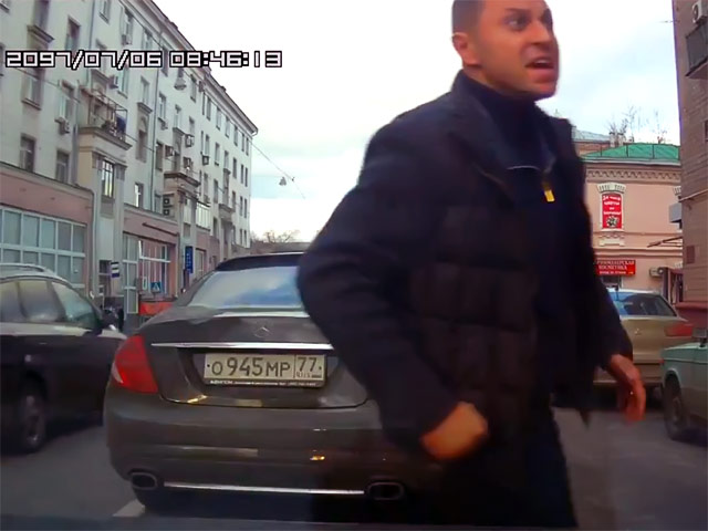 Очередной скандал на дороге с участием сотрудника полиции произошел в столице. Москвич, обучающий пешеходов вождению автомобиля, рассказал, что во время поездки с учеником на него без причины набросился мужчина из иномарки с "блатными" номерами
