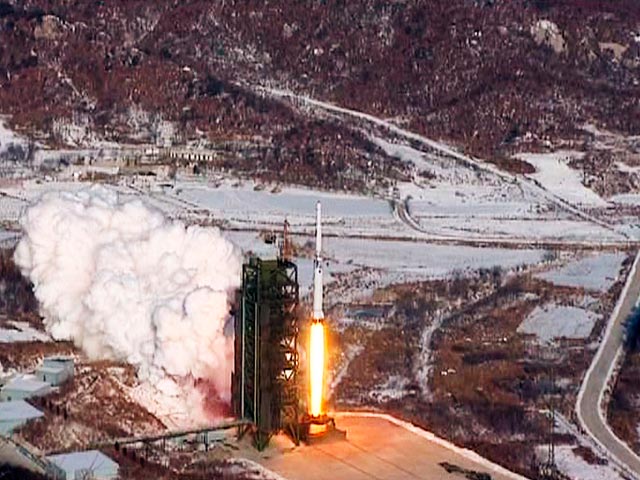 С северокорейского полигона Сохэ в среду, 12 декабря, примерно в 09:49 по местному времени (04:49 мск), был произведен пуск ракеты-носителя "Ынха-3" со спутником "Кванмёнсон-3" на борту