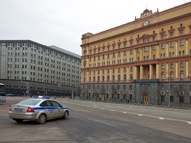 Дополнительные наряды полиции прибыли в пятницу вечером на Лубянскую площадь в центре Москвы