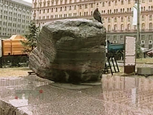 В ответ на это ряд активистов заявили, что придут гулять в центр города, возложить цветы к Соловецкому камню на Лубянской площади