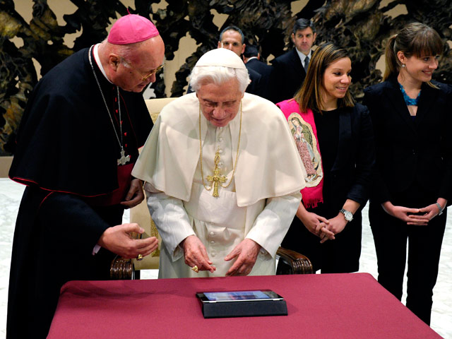 Папа Римский Бенедикт XVI вечером в пятницу зажег огни главной ватиканской ели на площади святого Петра