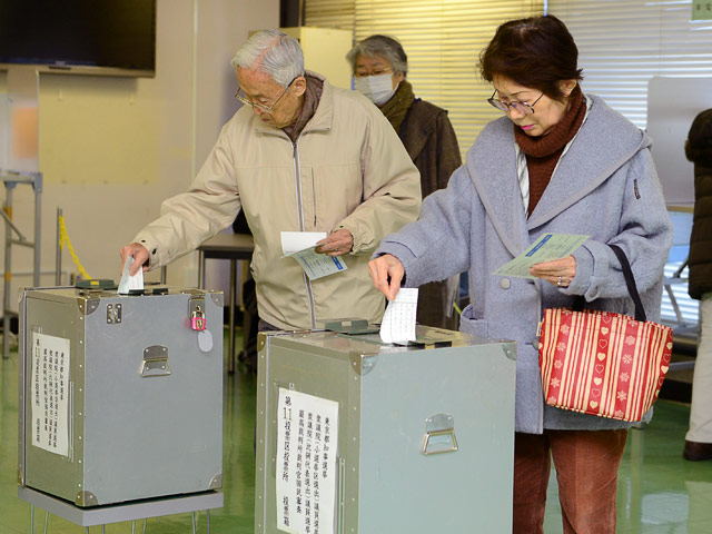 В Японии начались всеобщие выборы в ключевую - нижнюю - палату парламента, которая назначает премьер-министра страны и принимает государственный бюджет