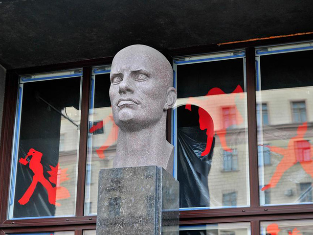 Из московского музея Маяковского исчезло порядка 50 экспонатов, в том числе личные вещи поэта - его очки, подсвечник и несколько плакатов, в том числе, работы Родченко