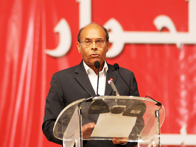 Президенту Туниса Монсефу Марзуки и спикеру парламента Мустафе бен Джафару пришлось закончить свое выступление перед жителями города Сиди-Бузид в центре страны раньше запланированного, так как в представителей власти начали лететь камни