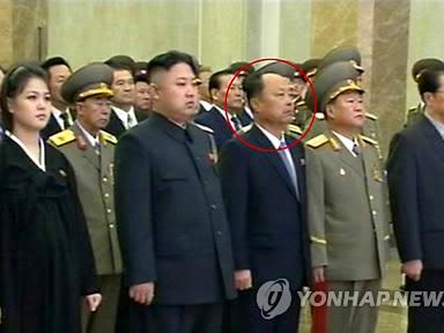 Журналистам не дает покоя неизвестный человек, который стоял на таком расстоянии от Ким Чен Ына, на котором может находиться лишь очень приближенный к нему человек