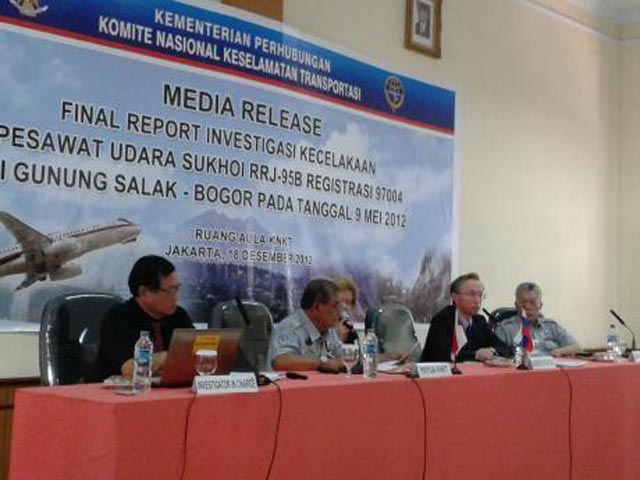 Россия согласилась с выводами индонезийской комиссии, расследовавшей крушение Sukhoi Superjet 100 у горы Салак. В Индонезии, где и произошла авиакатастрофа, причиной назвали человеческий фактор