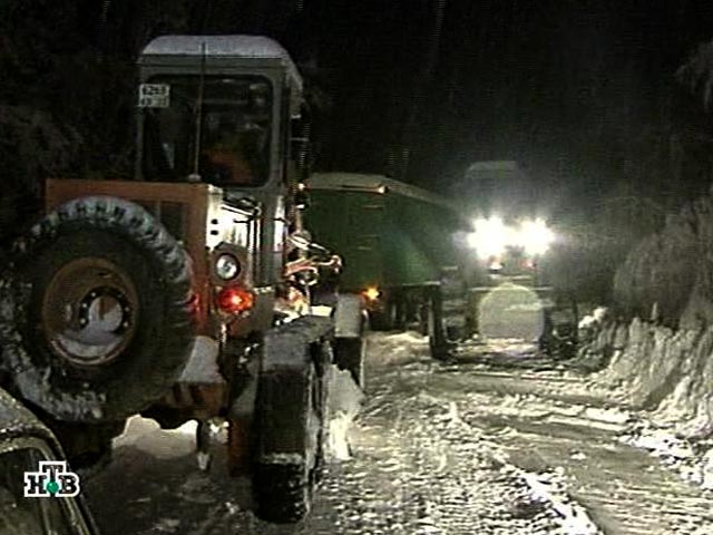 Движение на федеральной автодороге М-29 "Кавказ" в Ставропольском крае остановлено из-за сильного гололеда и снегопада, бокового ветра, метели и недостаточной видимости