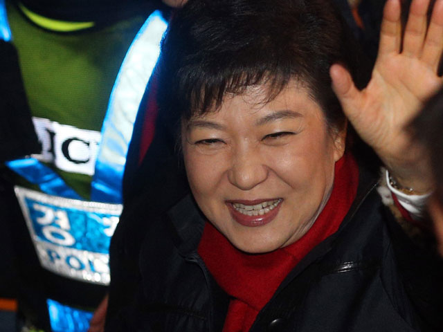 Южная Корея сделала знаменательный выбор - согласно предварительным результатам подсчета голосов, президентом страны стала 60-летняя Пак Кын Хе