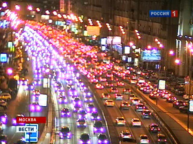 В вечерний час-пик в среду российская столица оказалась скована многокилометровыми пробками. Казалось бы, для Москвы ничего в этом удивительного нет, вечер и утро будней - время на дорогах напряженное