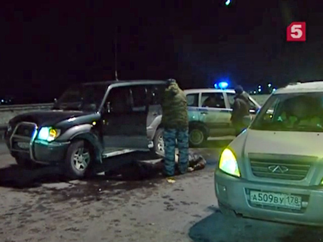По версии полиции, Кочнев на Toyota Land Cruiser Prado протаранил другую машину, выскочил из иномарки и начал крушить зеркала на автомобилях