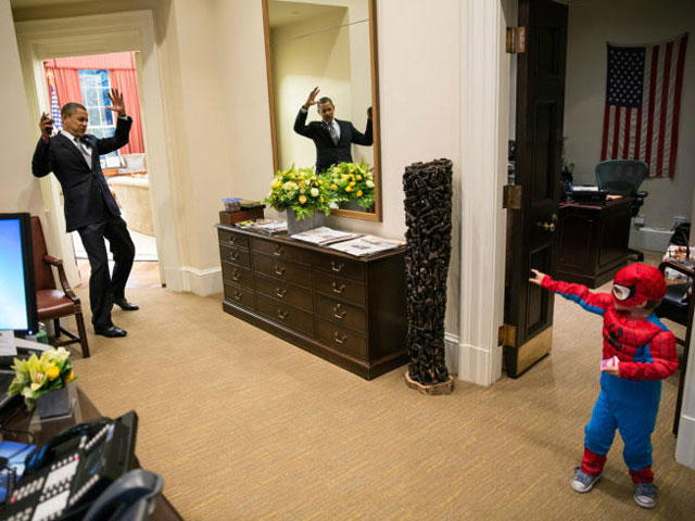 Дважды человека года Барака Обаму атаковал миниатюрный человек-паук 