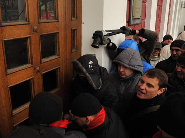 Около 150 представителей националистических сил штурмовали здание Горсовета Одессы, чтобы помешать депутатам принять решение о переименовании около десятка городских улиц