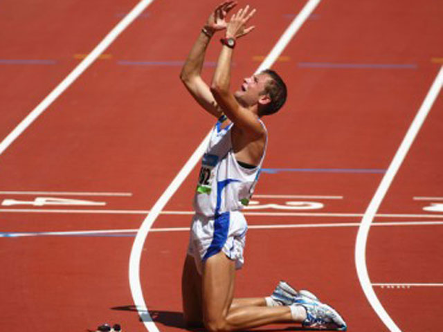 Олимпийский чемпион Игр-2008 в Пекине в ходьбе на 50 километров итальянец Алекс Швацер дисквалифицирован на четыре года за употребление допинга