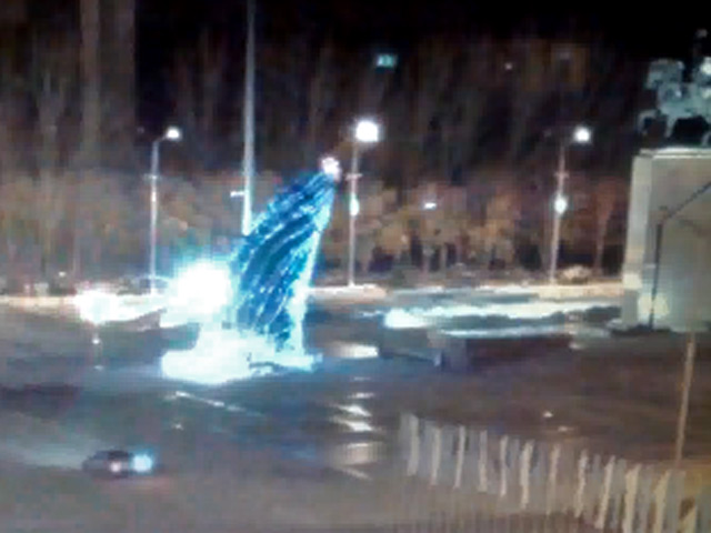 В столице Киргизии Бишкеке упала главная новогодняя елка страны, установленная на центральной площади города "Ала-Тоо"