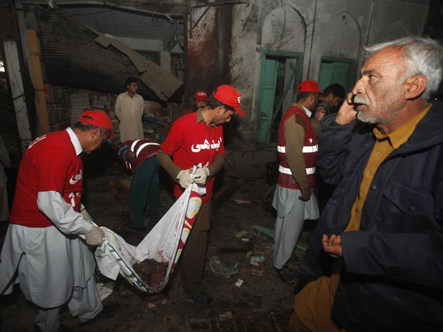 Террорист-смертник привел в действие мощное взрывное устройство в разгар проходящего в Пешаваре митинга активистов "Авами нешнл парти" - одного из самых влиятельных на северо- западе Пакистана политических движений, представляющего интересы пуштунов