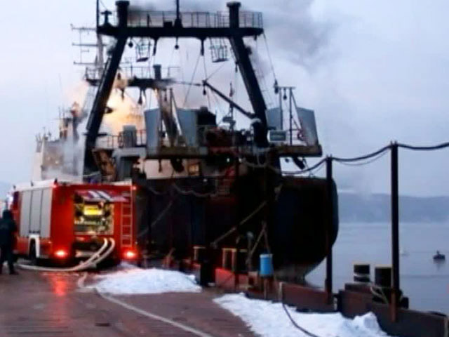 На траулере "Охотник", стоящем у одного из причалов Владивостока, в трюме загорелись десятки тонн гофтары - картонных упаковок для рыбной продукции