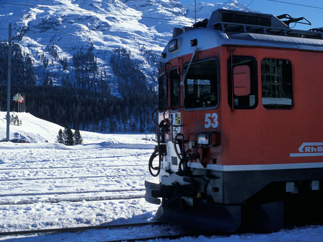 В Швейцарии поезд сошел с рельсов из-за лавины, расчистить завалы невозможно 