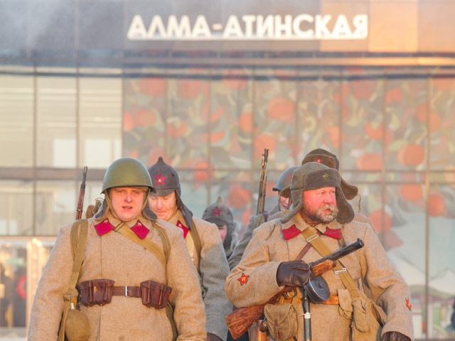В Москве в понедельник открылась 187-я станция метрополитена - "Алма-Атинская", получившая название в память о военных заслугах легендарной Панфиловской дивизии, сформированной в 1941 году в Алма-Ате и отличившейся в битве под Москвой