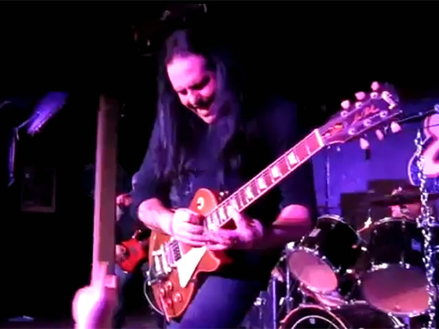 Американский гитарист Майк Скаччиа, участник метал-групп Ministry и Rigor Mortis, скончался в американском Форт-Уэрте (Техас) в возрасте 47 лет после сердечного приступа на сцене  