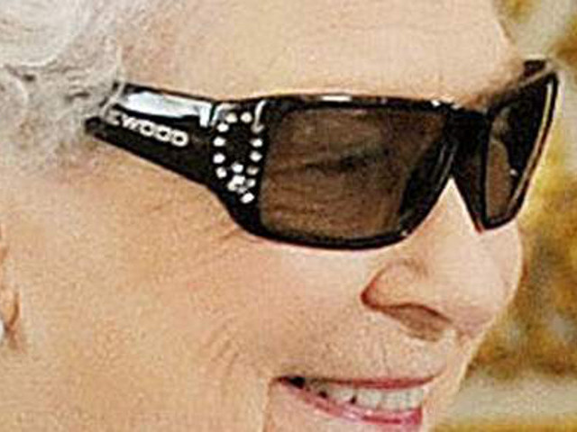 Королева Великобритании получила в качестве рождественского подарка 3D-очки, украшенные монограммой из кристаллов Swarovski в виде буквы Q
