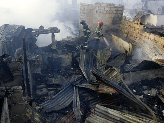 По меньшей мере семь человек погибли в результате пожаров в столице Филиппин, тысячи остались без крыши над головой