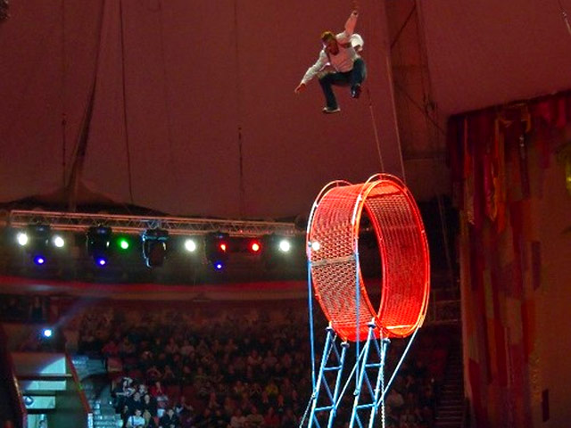 В петербургском цирке на Фонтанке репетиция опасного трюка, известного в мире под названием "Колесо смерти", закончилась серьезными травмами колумбийского акробата