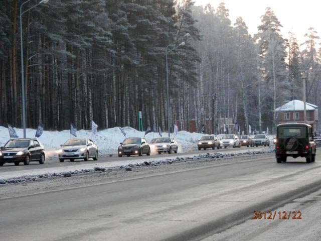 На Горьковском шоссе Казани прошел самый массовый автопробег запрещенной в России исламистской группировки "Хизб ут-Тахрир", однако власти несанкционированную акцию оставили безо внимания