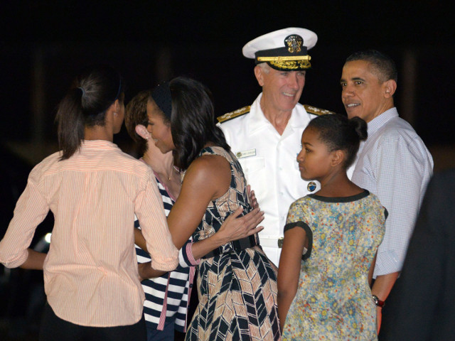 Президент США Барак Обама, проводящий отпуск на Гавайях, встречает Рождество в тесном семейном кругу: с супругой Мишель и дочерьми Сашей и Малией