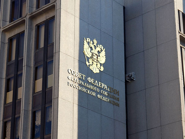 Совет Федерации в среду рассмотрит принятый Госдумой закон о запрете американцам усыновлять российских сирот