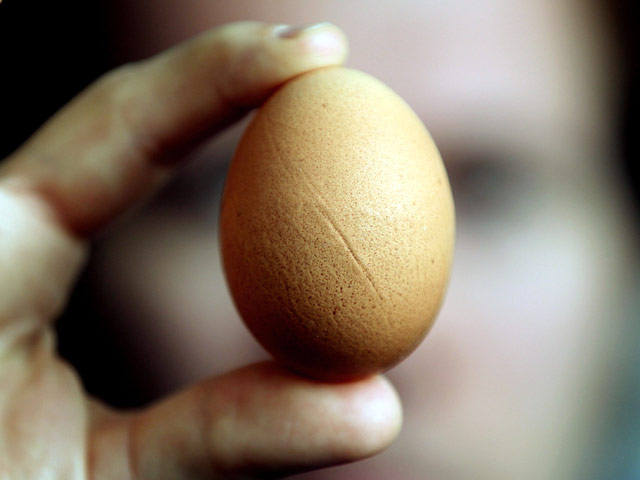 В Тунисе местный житель умер после того, как заключил спор, что за один присест съест 28 сырых куриных яиц, и сделал это