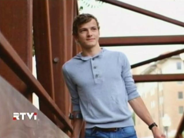 Автором петиции, которую принесли к посольству РФ в Вашингтоне, стал 21-летний россиянин Александр Д'Джамус, которого в 15-летнем возрасте, с деформированными руками и ногами, усыновила семья из штата Техас