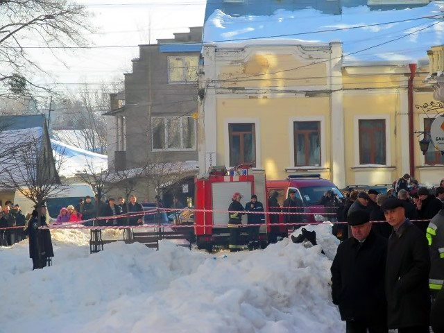 Мужчина, обвязанный взрывчаткой, подорвался в здании медицинской академии в городе Черновцы на западе Украины