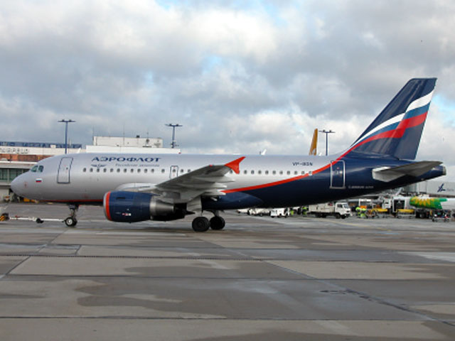 Пассажирский самолет А-319 после вылета вечером в четверг из "Шереметьево" в Копенгаген вернулся обратно из-за отказа одного из двигателей