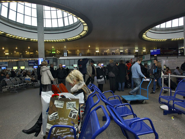 Капитан ГИБДД из Иркутска, прилетевший в отпуск в Петербург, похитил в аэропорту "Пулково" мобильник