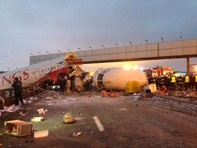 Во "Внуково" загорелся Ту-204, выехавший за пределы полосы. Четверо погибших Во "Внуково" загорелся Ту-204, выехавший за пределы полосы. Четверо погибших