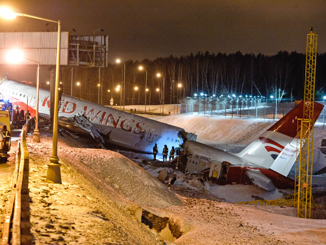 На самолете Ту-204, который разбился при посадке в столичном аэропорту "Внуково", раньше летала сборная России по футболу, сообщает сайт Championat.com