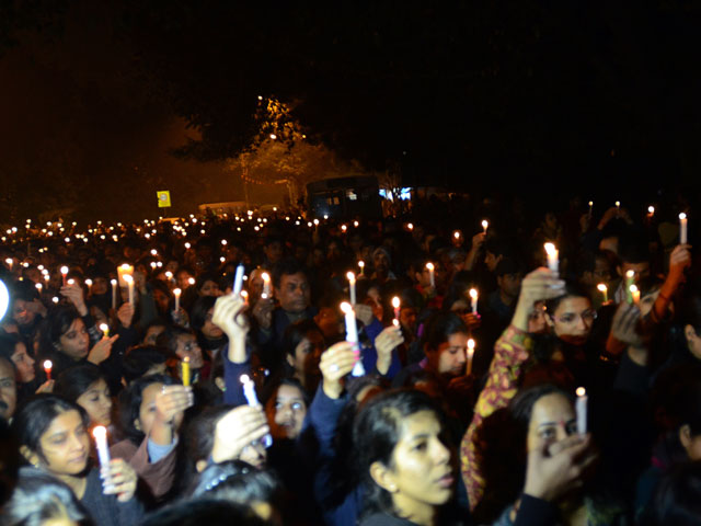 Тело индийской студентки, скончавшейся после группового изнасилования и побоев, было кремировано в столице Индии Дели