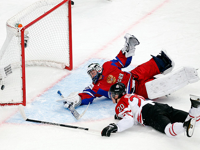 Сборная России со счетом 1:4 уступила канадцам в последнем туре группового этапа чемпионата мира по хоккею среди молодежных команд, потерпев первое поражение на домашнем турнире в Уфе