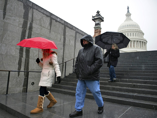 Сенат Конгресса США одобрил в первые часы нового 2013 года законопроект, направленный на борьбу с так называемым "фискальным обрывом", который может привести к новой рецессии в экономике