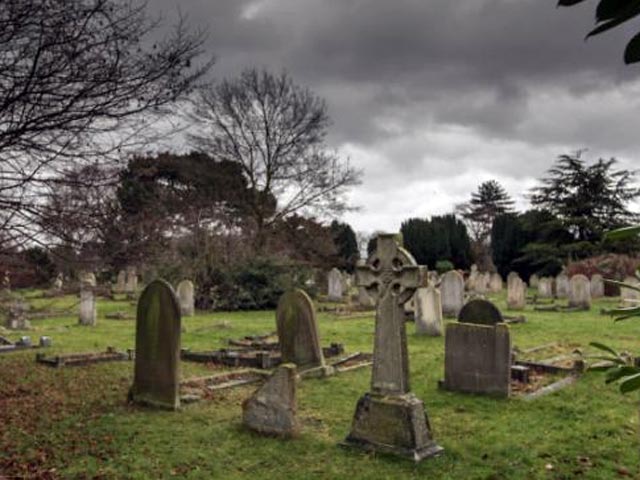 На кладбище Милл Роуд в британском Кембридже бомжи поселились в разоренных могилах. Как пишет The Daily Mail, испуганные посетители заметили таких "сквоттеров" прямо в могилах: они там пьют, колются и испражняются