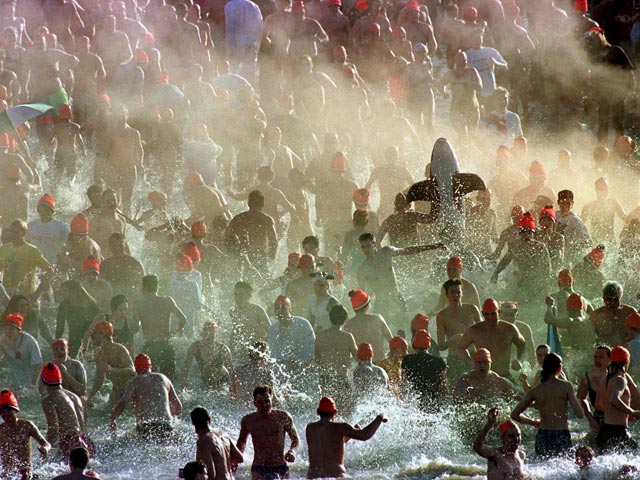 Около сорока тысяч голландцев во вторник приняли участие в традиционном купании в море в первый день нового года, сообщает "Интерфакс" со ссылкой на местные СМИ