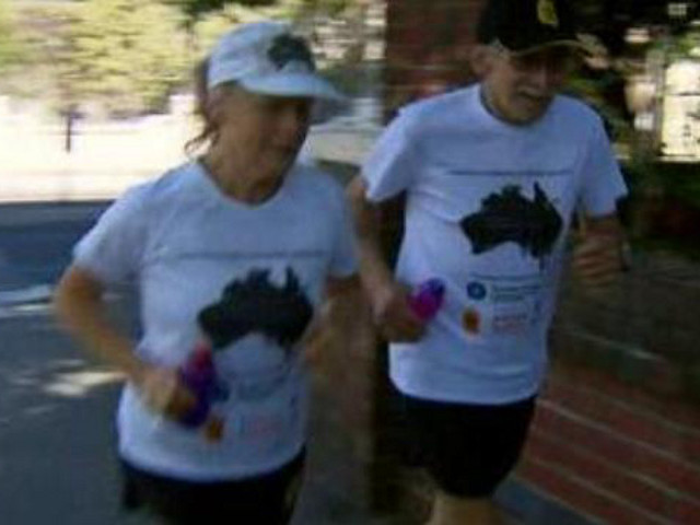 Пожилая супружеская пара из австралийского Мельбурна решила провести наступивший 2013 год удивительным образом: каждый день 67-летний Алан Мюррэй и его 63-летняя супруга Джанетт Мюррэй-Вакелин будут пробегать марафонскую дистанцию в 42 195 м