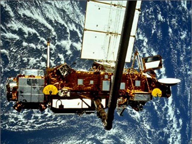 На днях на Землю могут рухнуть обломки спутника дистанционного зондирования "Космос-1484", запущенного еще Советским Союзом, сообщает сайт американского Стратегического командования. Ориентрировочная дата "приземления" - 12 января