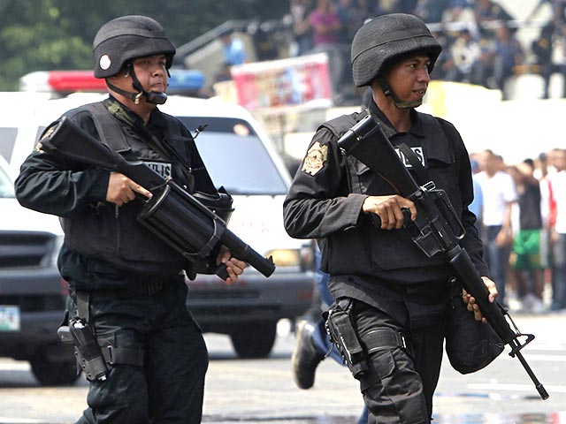 Житель филиппинского города Кавит расстрелял из пистолета прохожих, убив 10 и ранив 11 человек. Среди жертв стрелка - беременная женщина и девочка семи лет. Полицейский убил вооруженного мужчину на месте
