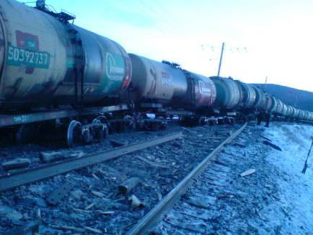 В Приамурье в ночь на воскресенье произошла крупная железнодорожная авария: с рельсов сошли 27 пустых цистерн грузового поезда
