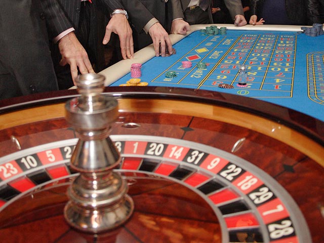 В частности, вердикт об ограниченной дееспособности суд сможет выносить в отношении игроманов, если удастся доказать, что пристрастие взрослого гражданина к азартным играм ставит его семью в тяжелое положение