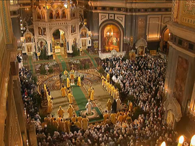 В кафедральном соборе Русской православной церкви - храме Христа Спасителя - было совершено торжественное богослужение, посвященное великому празднику Рождества Христова