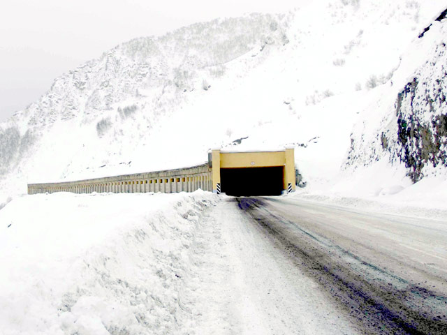 В Северной Осетии из-за начавшегося ночью снегопада закрыта Транскавказская магистраль, соединяющая Россию с Южной Осетией и другими странами Закавказья